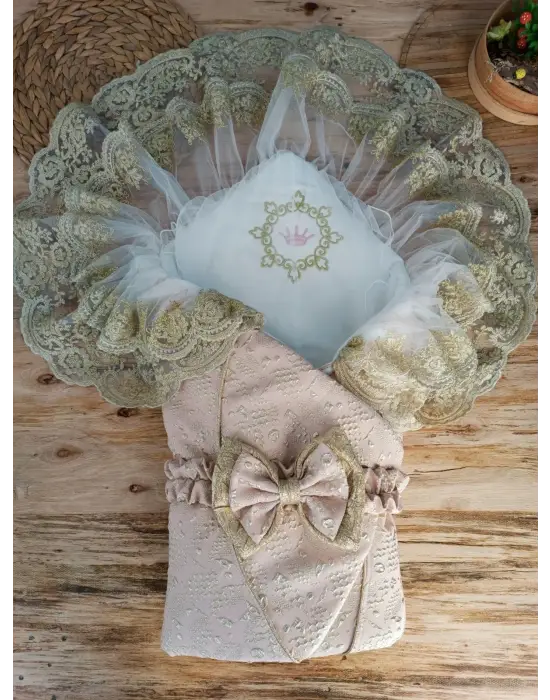 Zarif Kabartma Desenli Bebek Battaniyesi