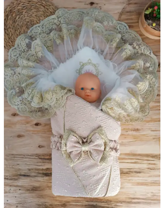 Zarif Kabartma Desenli Bebek Battaniyesi