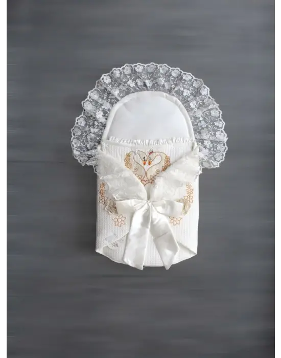 Eşsiz Kuğu Nakışlı Avangard Kundak Battaniye