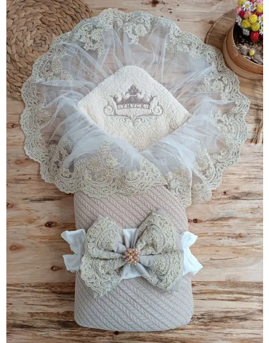 Eşsiz Taç Nakışlı Ve Güpürlü Bebek Battaniyesi