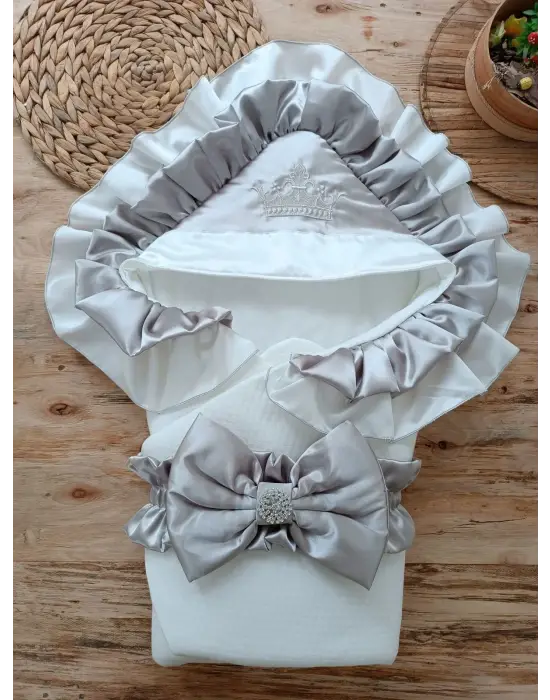 Göz Alıcı Kelebek Taç Nakışlı Bebek Battaniyesi