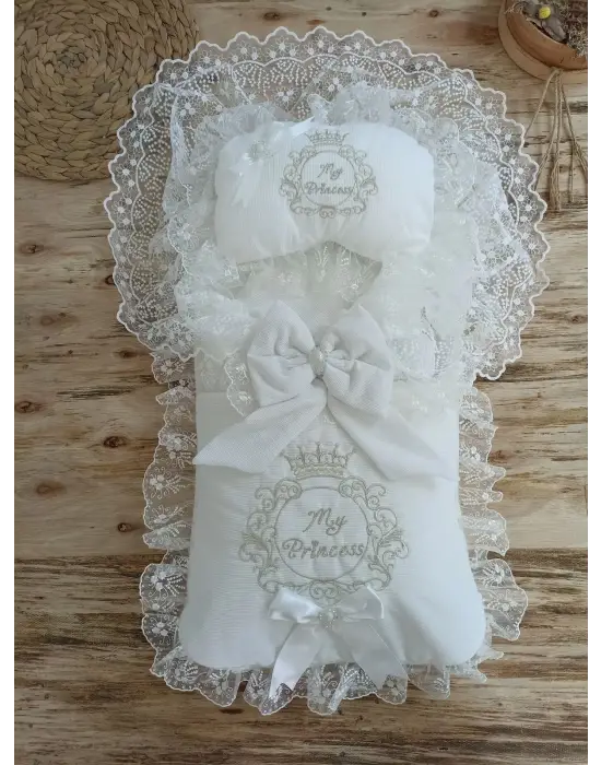 Zarif Taç Nakışlı Güpürlü Trilüks Bebek Battaniye Seti