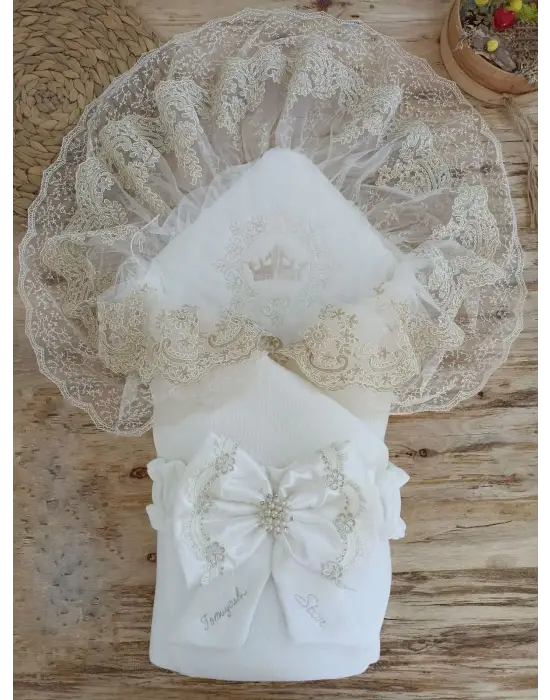 Şık Nakışlı Fiyonklu Bebek Battaniyesi