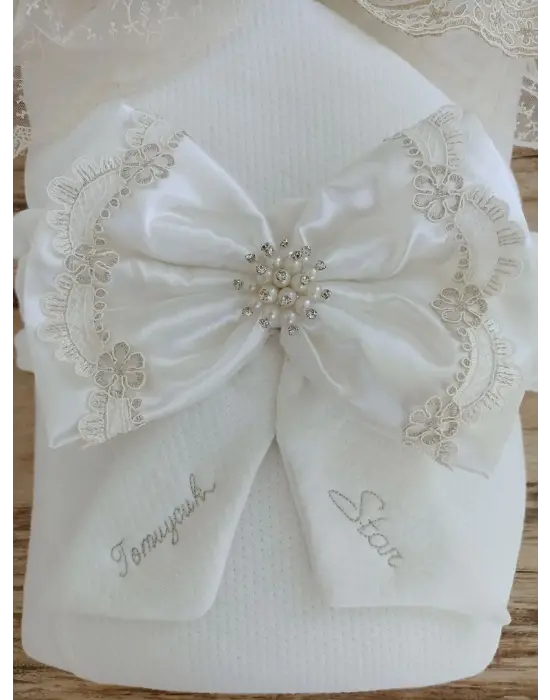 Şık Nakışlı Fiyonklu Bebek Battaniyesi