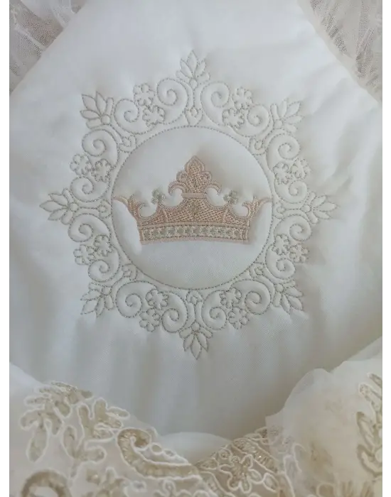 Şık Nakışlı Fiyonklu Bebek Battaniyesi