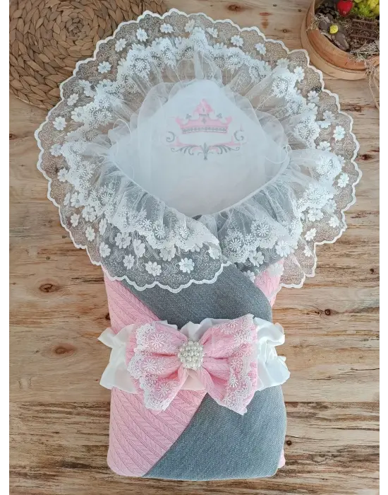 Özgün Taç Nakışlı Pembe Bebek Battaniyesi