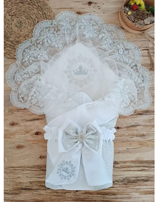 İddialı Titi Taç Nakışlı Bebek Battaniyesi