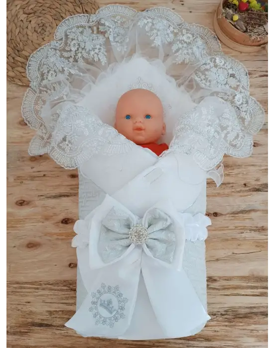 İddialı Titi Taç Nakışlı Bebek Battaniyesi