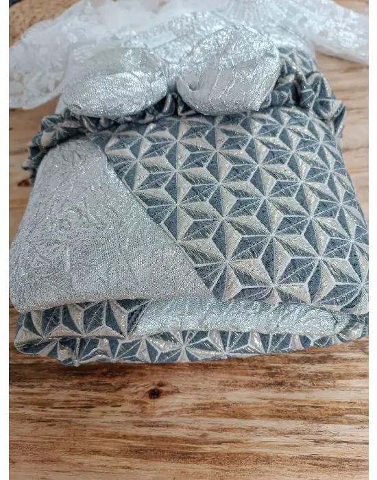 Göz Alıcı Piramit Desenli Bebek Battaniyesi