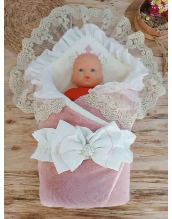 Sofistike Taç Nakışlı Güpür Unisex Kundak Bebek Battaniyesi