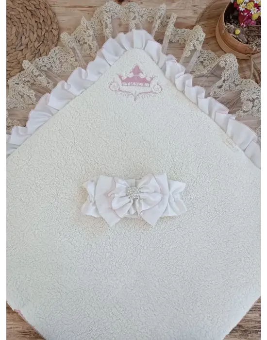 Sofistike Taç Nakışlı Güpür Unisex Kundak Bebek Battaniyesi