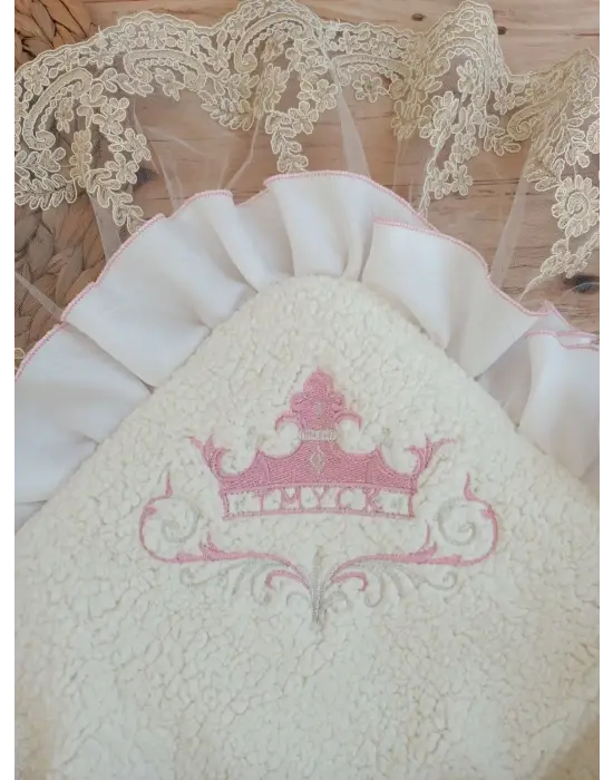 Sofistike Taç Nakışlı Güpür Unisex Kundak Bebek Battaniyesi