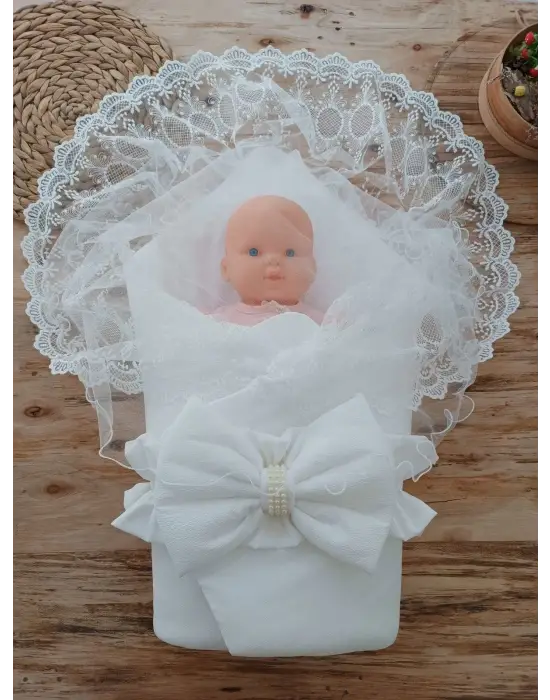 Zarif Dantelli Fiyonk Bebek Battaniyesi Ekru