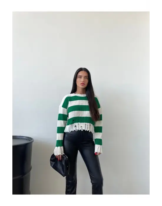 Çarpıcı Yırtık Detaylı Triko Kazak