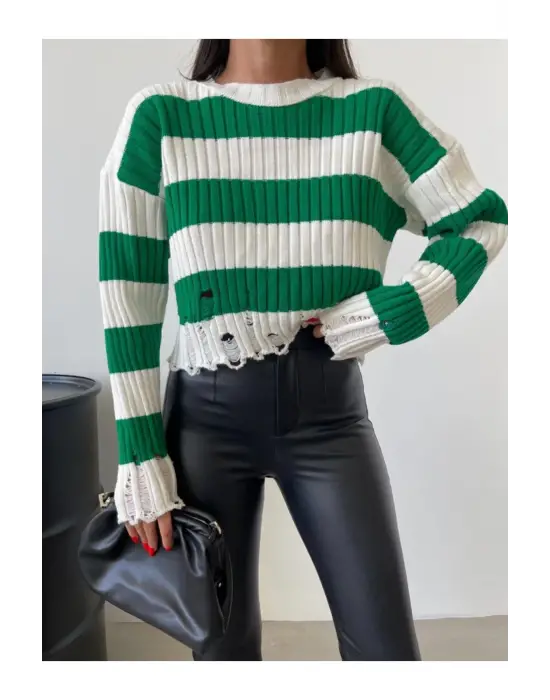 Çarpıcı Yırtık Detaylı Triko Kazak