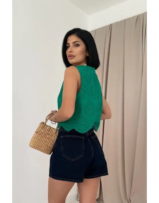 Omarı Sıfır Kol Yeşil Brode Bluz - Şıklığıyla Öne Çıkan İnce Detaylar