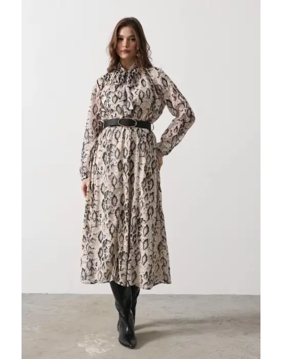 Omarı Yılan Desenli Uzun Elbise - Şık ve Trend Renkler
