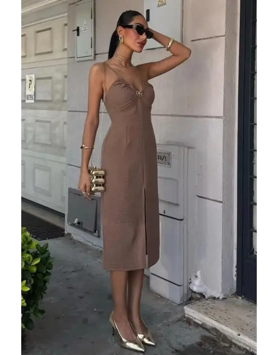 Omarı Önü Yırtmaçlı Elbise Göğüs Detayıyla Zarif Bir Duruşa Sahip