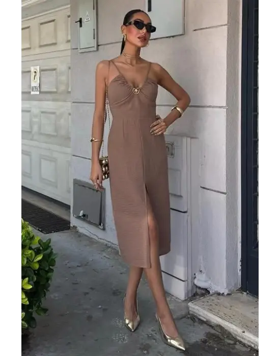 Omarı Önü Yırtmaçlı Elbise Göğüs Detayıyla Zarif Bir Duruşa Sahip