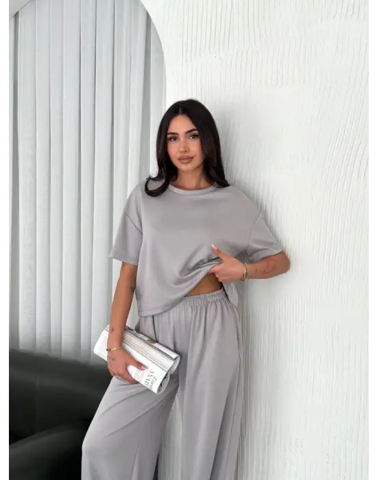 Omarı Yumuşak Dokulu Bisiklet Yaka T-shirt ve Bol Paça Pantolon Takımı