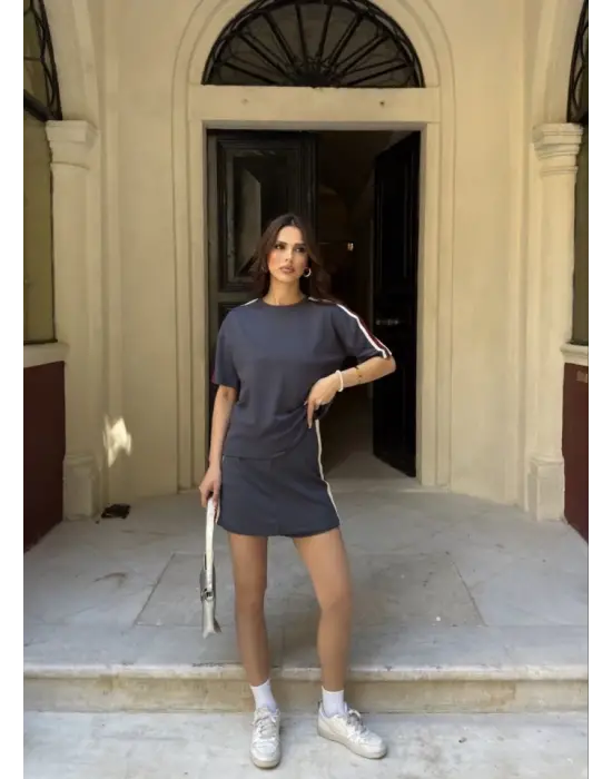 Omarı Yumuşak Dokulu Bisiklet Yaka T-shirt ve Etek Takımı - Füme