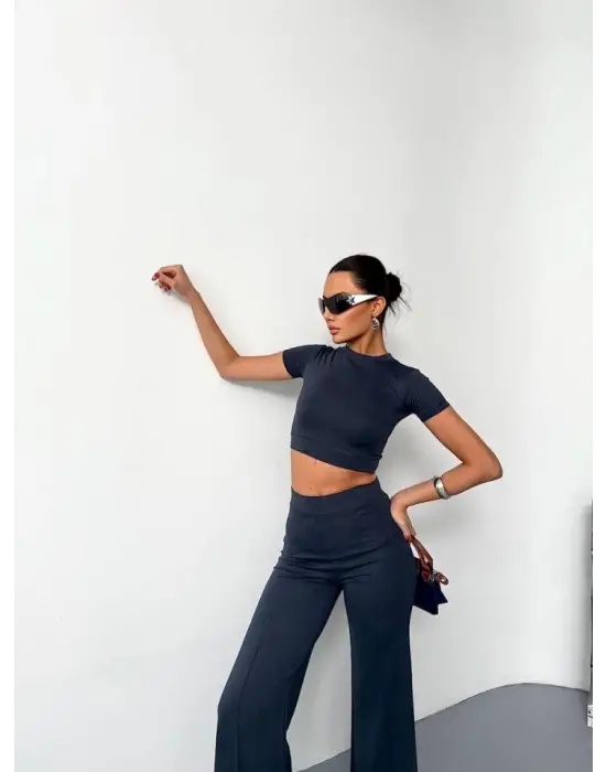 Omarı Yumuşak Dokulu Kısa Kollu Crop Alt ve Ispanyol Paça Pantolon Seti - Füme