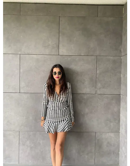 Omarı Şıklığıyla Göz Kamaştıran Kadın Elbisesi