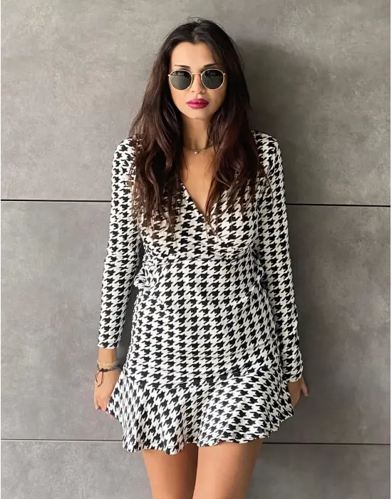 Omarı Şıklığıyla Göz Kamaştıran Kadın Elbisesi