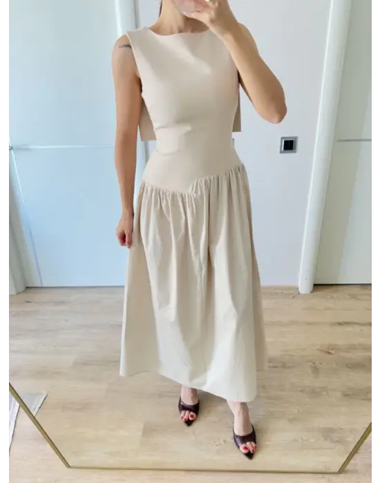 Omarı Zarif Tasarımıyla Uzun Bej Elbise