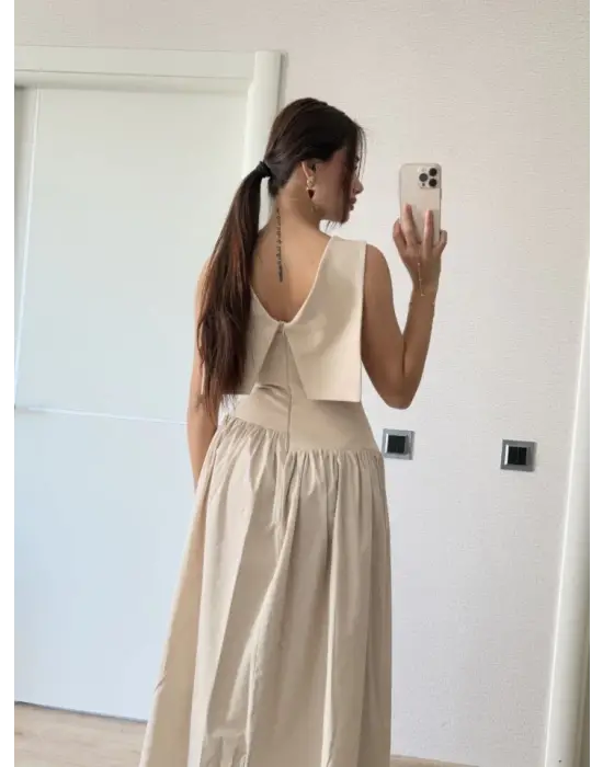 Omarı Zarif Tasarımıyla Uzun Bej Elbise