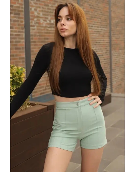 Omarı Şıklığı ve Konforu Bir Arada Sunan Esnek Yüksek Bel Çizgili Şort