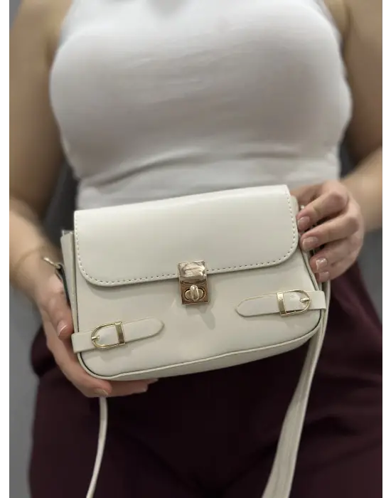 Omarı İnce deri kemerli krem çanta