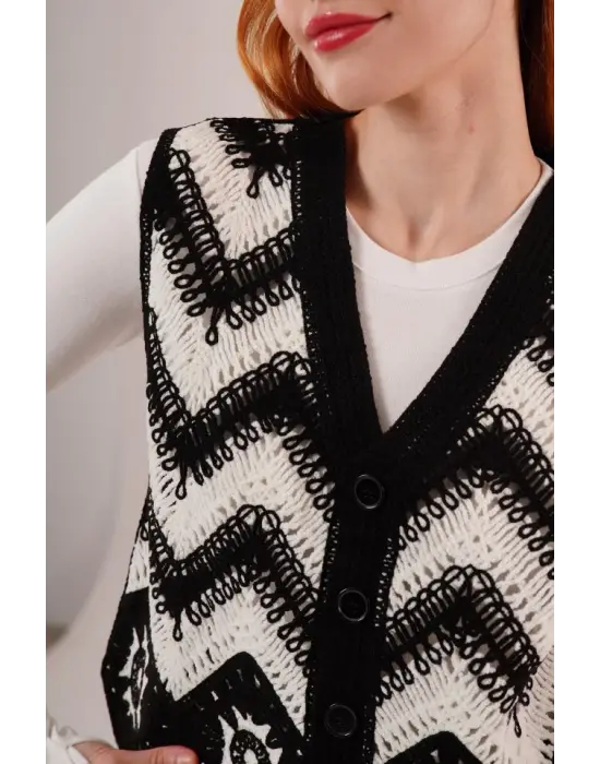 Omarı Siyahtan Beyaza Zikzak Geçişli Triko Yelek