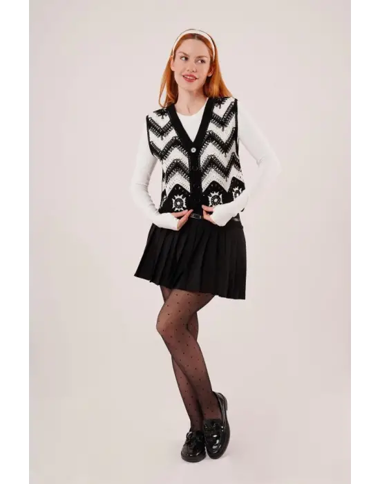 Omarı Siyahtan Beyaza Zikzak Geçişli Triko Yelek