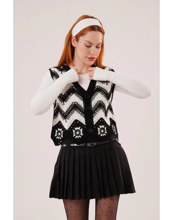 Omarı Siyahtan Beyaza Zikzak Geçişli Triko Yelek