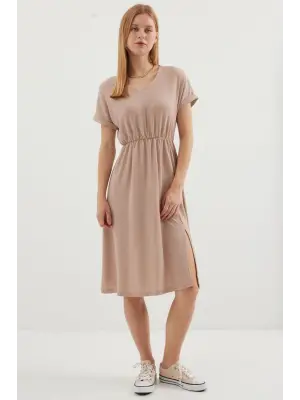 2378 V Yaka Yırtmaçlı Örme Elbise - Bisküvi