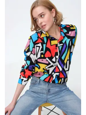Çarpıcı Grafik Desenli Gömlek