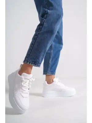 Rahat Bağcıklı Beyaz Spor Ayakkabı