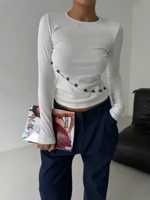 Omarı Şık Asimetrik Beyaz Bluz