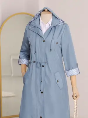 Omarı Şıklığı ve Zarafeti Bir Arada Sunan Mavi Trençkot