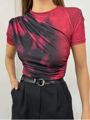 Omarı Omuzlarından Vazgeçemeyeceğiniz Kırmızı Batik Bluz