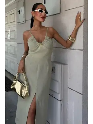 Omarı Modern Tarzda Yırtmaçlı Elbise