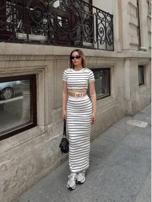 Omarı Çizgili Beyaz Etekli Takım - Şık ve Zarif Fırfırlarla Tamamlandı