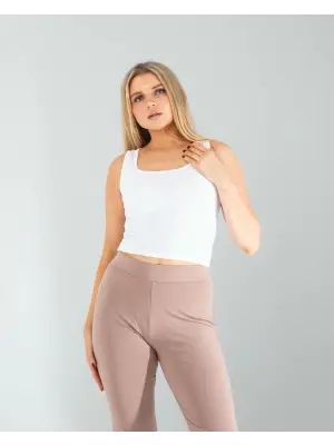 Omarı Sadelikte Şıklık: Beyaz Kare Yaka Bluz