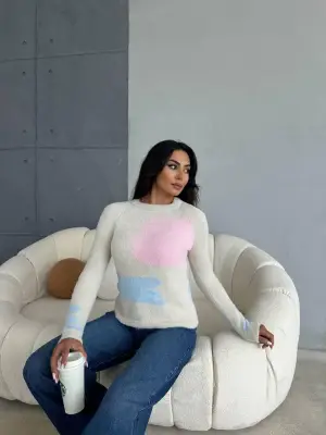 Bıyıklı triko kazak beyaz