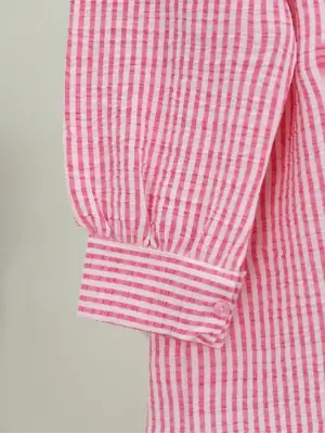 Omarı Pembe Çizgili Boydan Düğmeli Bürümcük Görünümlü Gömlek