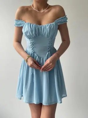 Omarı Şık ve Zarif Büzgü Detaylı Elbise