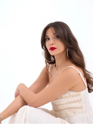 Omarı Şık Dantel Detaylı Bej Elbise