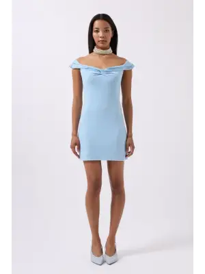 Omarı Şıklığıyla Etkileyen Omuz Askılı Mini Elbise