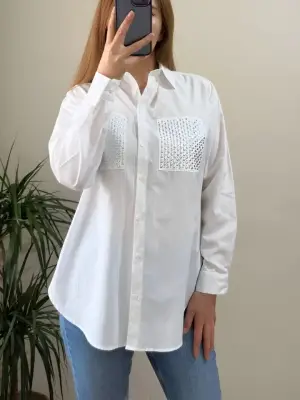 Omarı Cebi Taşlı Beyaz Poplin Gömlek SEO Uyumlu Başlık